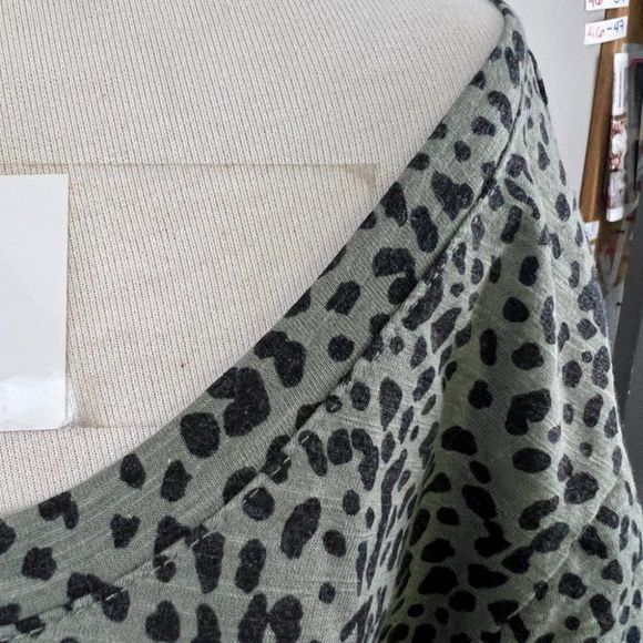 NWT VINCE CAMUTO Grey Green Crew Neck Animal Print Scoop Neck Tee (L) - Picture 5 of 8